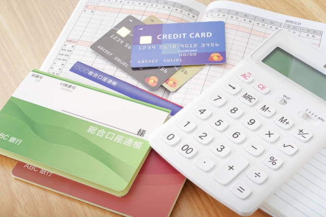 預金通帳とクレジットカードの画像